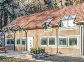 Beautiful Home In Mandal With 8 Bedrooms, Jacuzzi And Wifi, viešbutis mieste Mandalis
