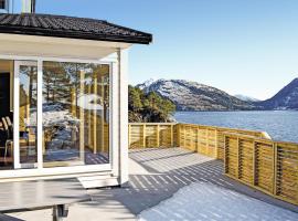 Lovely Home In Flor With Wifi, feriebolig i Florø