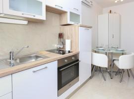 Lovely Apartment In Solin With Kitchen, būstas prie paplūdimio mieste Solinas
