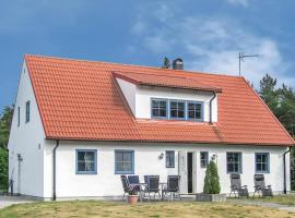 4 Bedroom Awesome Home In Lrbro, hotel a Kappelshamn