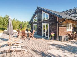 Amazing Home In Lrbro With 4 Bedrooms And Wifi، فندق مع موقف سيارات في Valleviken