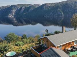 Awesome Home In Farsund With Jacuzzi, lavprishotell i Farsund