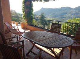 130 M Very Calm With Terrace, villa í Bagnols-en-Forêt