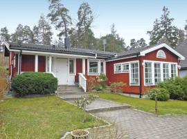 Beautiful Home In Saltsj-boo With Sauna, dovolenkový dom v destinácii Björknäs