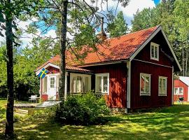 Amazing Home In Hultsfred With 3 Bedrooms，Skinshult的有停車位的飯店