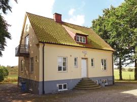 Awesome Home In Tomelilla With 5 Bedrooms, hytte i Bollerup