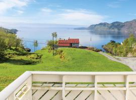 Awesome Home In Holmefjord With House Sea View, hotel s parkiralištem u gradu 'Holmefjord'
