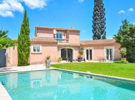 Gorgeous Home In Eyguieres With Outdoor Swimming Pool, hotel in Eyguières