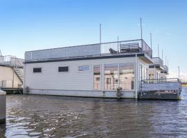 Nice Ship In Aalsmeer With Kitchen, hotel a Leimuiden