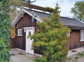Gorgeous Home In Lrbro With Kitchen, villa em Lärbro