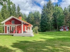 Awesome Home In Vstervik With 4 Bedrooms, feriehus i Västervik