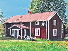 Beautiful Home In Linneryd With Kitchen, hotel din Linneryd