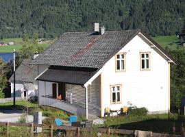 Nice Apartment In Vossestrand With 2 Bedrooms And Wifi, vakantiewoning in Øyjordi