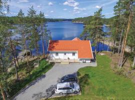Lovely Home In rjng With House Sea View, hotel en Östra Viker