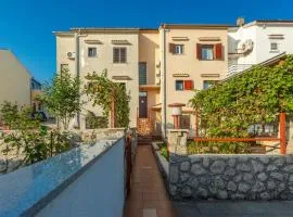 3 Bedroom Lovely Home In Omisalj