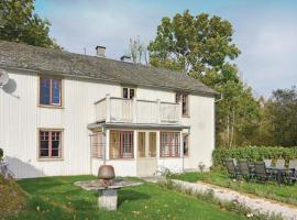 Nice home in Mellerud with 4 Bedrooms and WiFi, hytte i Annolfsbyn
