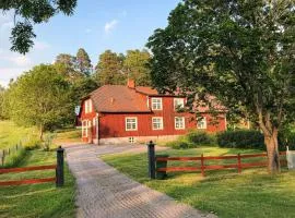 Cozy Home In Mantorp With Wifi