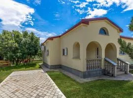 Beautiful Home In Smrika With 3 Bedrooms And Wifi