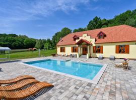 Amazing Home In Konjscina With 6 Bedrooms, Outdoor Swimming Pool And Heated Swimming Pool, alojamento para férias em Husinec