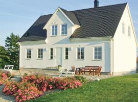 3 Bedroom Awesome Home In Ystad, allotjament vacacional a Ystad