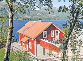 Nice Home In Vaksdal With House A Mountain View, hotel com estacionamento em Stavenesli