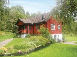 Nice Home In Uddevalla With 3 Bedrooms And Wifi, casa vacanze a Häljebol