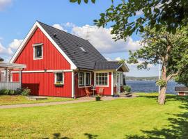 Nice Home In Trans With 3 Bedrooms, Sauna And Wifi, semesterboende i Tranås