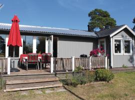 Beautiful Home In Lrbro With 3 Bedrooms، فندق مع موقف سيارات في Valleviken