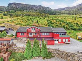 10 Bedroom Amazing Home In &Oslash;len, hotel com piscina em Vaka