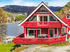 Awesome Home In Nordtveitgrend With House Sea View, hotel in Haugen