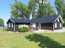 Nice Home In Sjtorp With Kitchen, hotelli kohteessa Sjötorp