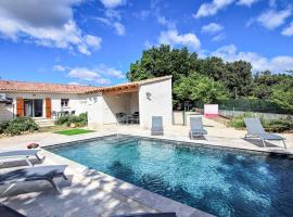 Nice Home In Rochefort Du Gard With Wifi, Private Swimming Pool And Heated Swimming Pool, hotel sa Rochefort-du-Gard