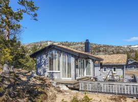 Stunning Home In Dlemo With 5 Bedrooms, Sauna And Wifi、Øvre Ramseのホテル