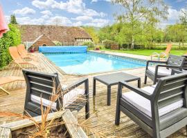 Nice Home In Vieux-pont-en-auge With Outdoor Swimming Pool, 6 Bedrooms And Heated Swimming Pool, hotel din Vieux-Pont-En-Auge