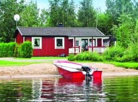 Beautiful home in Ljungby with 1 Bedrooms and WiFi – hotel z parkingiem w mieście Hölminge