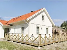 Amazing Home In Fjllbacka With 4 Bedrooms, Sauna And Wifi