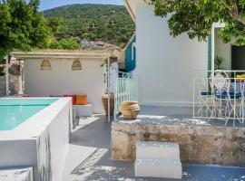 Bohemian Nest - Cheerful 2-Bedroom Villa with pool, hotel en Dhavgáta