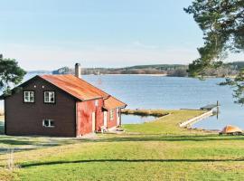 Amazing Home In Strngns With 2 Bedrooms And Sauna, stuga i Aspö
