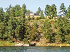 Awesome Home In Vaxholm With 3 Bedrooms And Wifi, villa í Vaxholm