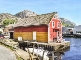Lovely Home In Svareid With House A Panoramic View, hotel med parkering i Sanddal