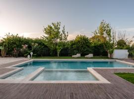 Elenas Village house - Dream apt w Pool & Terrace, hotel s parkiriščem v mestu Alikianós