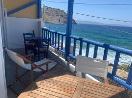 ROMANTIC HOUSE 6 STEPS FROM THE SEA, hotell i Mochlos