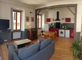 L'appart aux volets rouges, apartamento em Saint-Bonnet-en-Champsaur