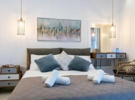 Camara Suite, hotell med jacuzzi i Poros