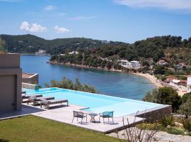 Pelagoon Skiathos, hotel com banheiras de hidromassagem em Achladies