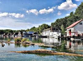 Hausboat Vlnka, proprietate de vacanță aproape de plajă din Bratislava