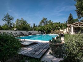 Maison de campagne à Fontaine de Vaucluse - piscine privée, holiday home in Saumane-de-Vaucluse