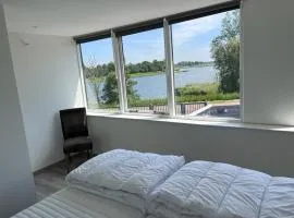 Comfortabele woning mét omheinde tuin aan water voor 12 p