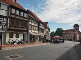 Haus am Markt Fewo 2, хотел, който приема домашни любимци, в Schöningen