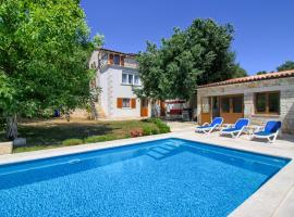 Villa Taki with private pool near Rovinj, hotel in Kanfanar